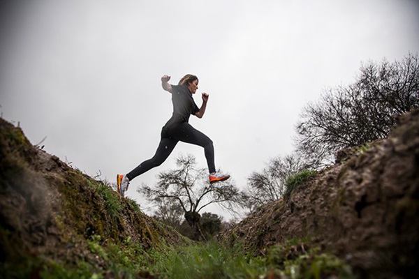 Een trailschoen is ontworpen voor onverharde paden zoals bospaden, bergwegen, modderige of rotsachtige terreinen.